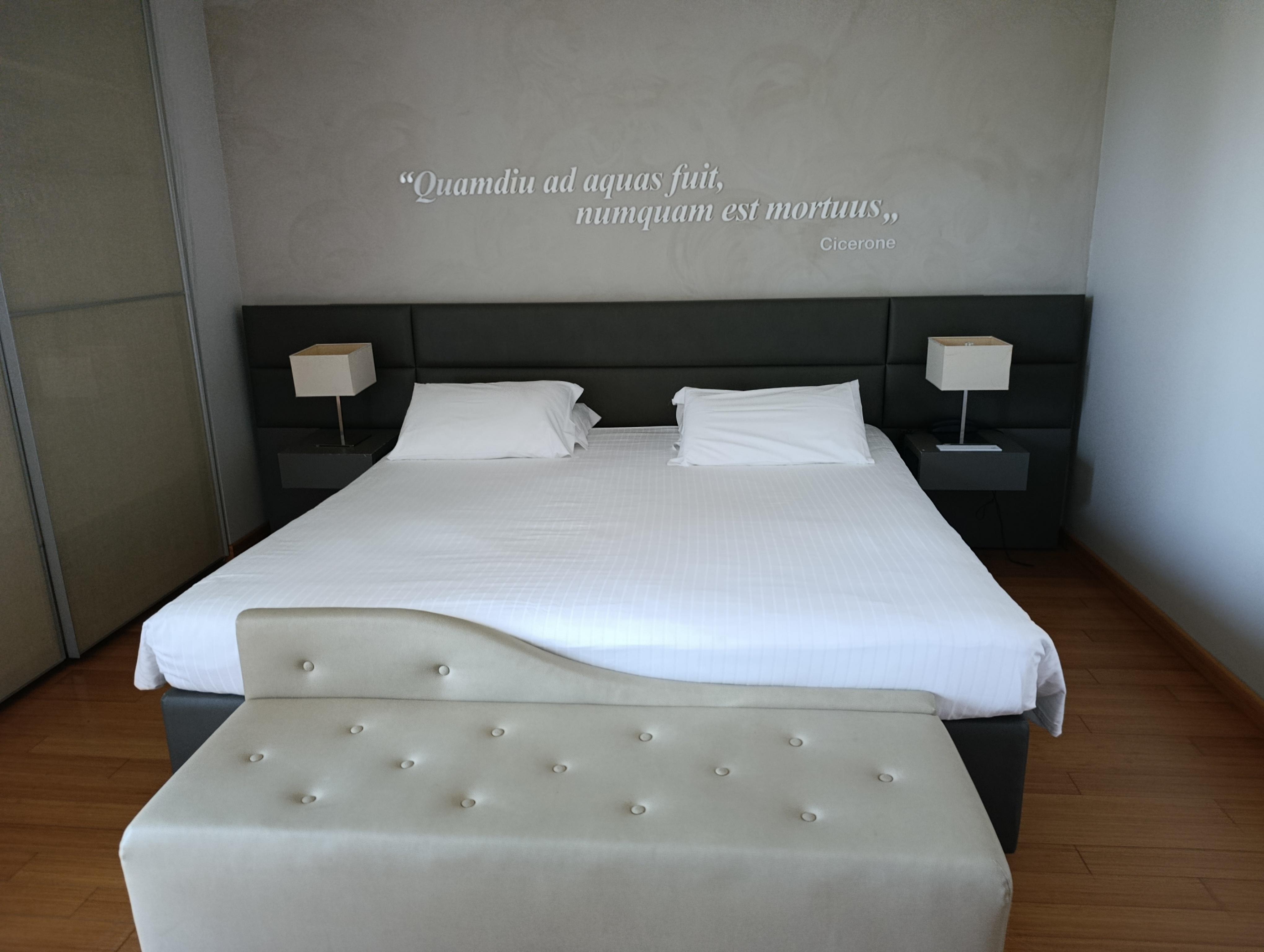 Stanza con balcone .