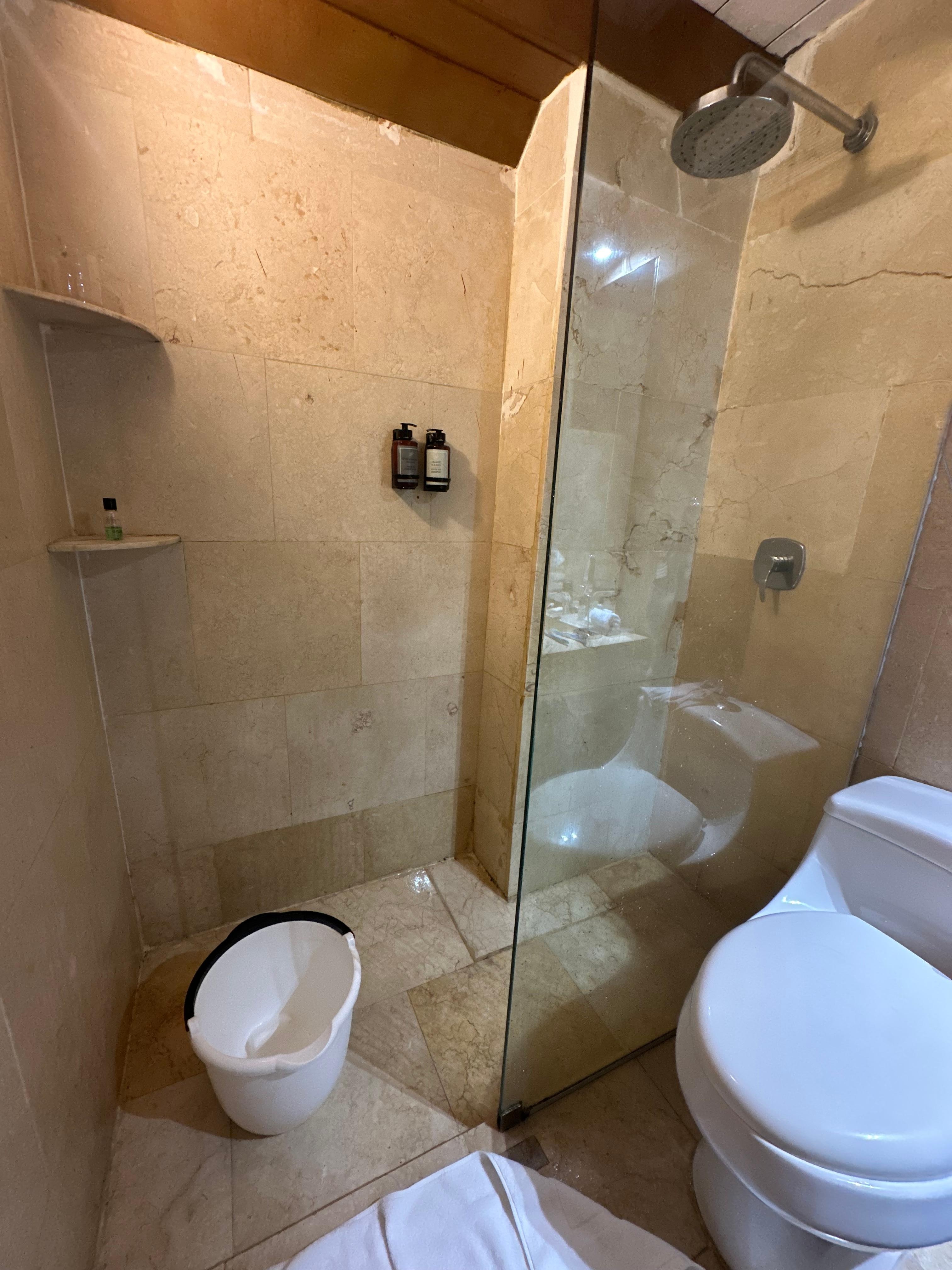 los baldes que nos proporcionaron para poder bañarnos