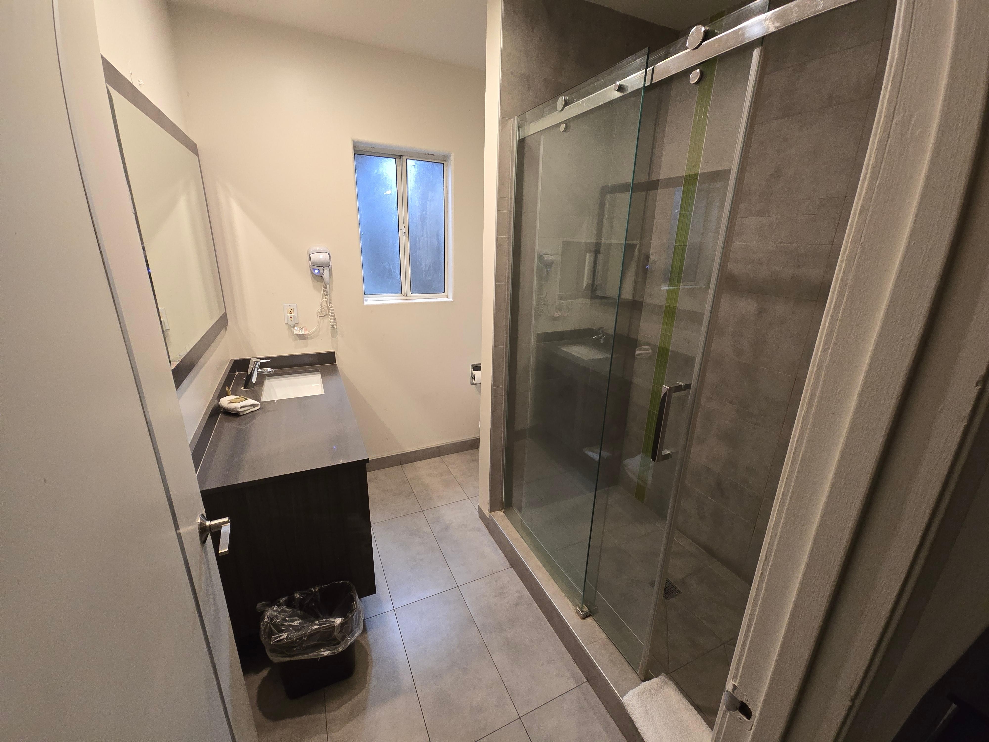 Bad mit großer Dusche 