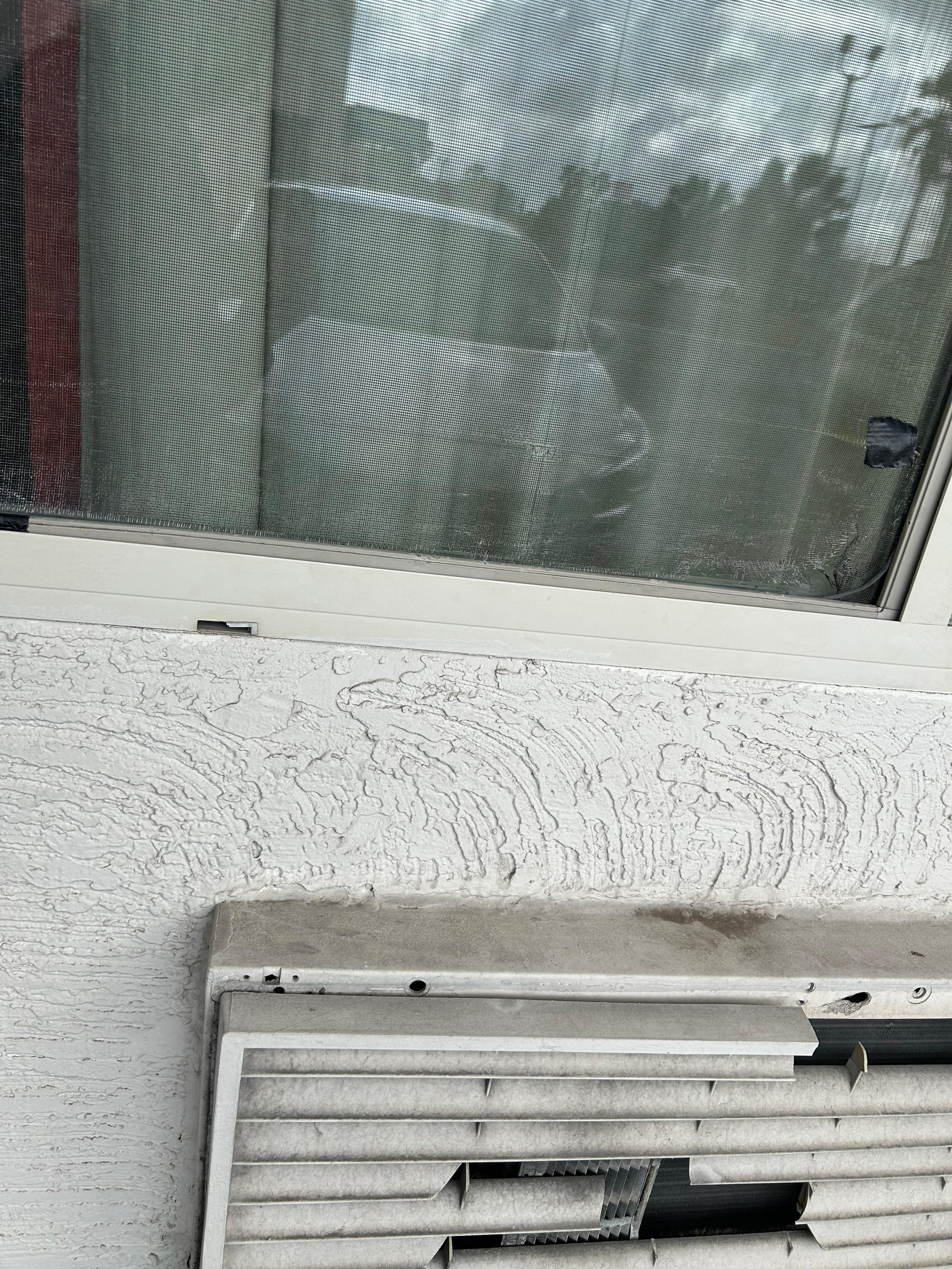 Mosquitero roto y parchado. La máquina del aire acondicionado muy deteriorada 