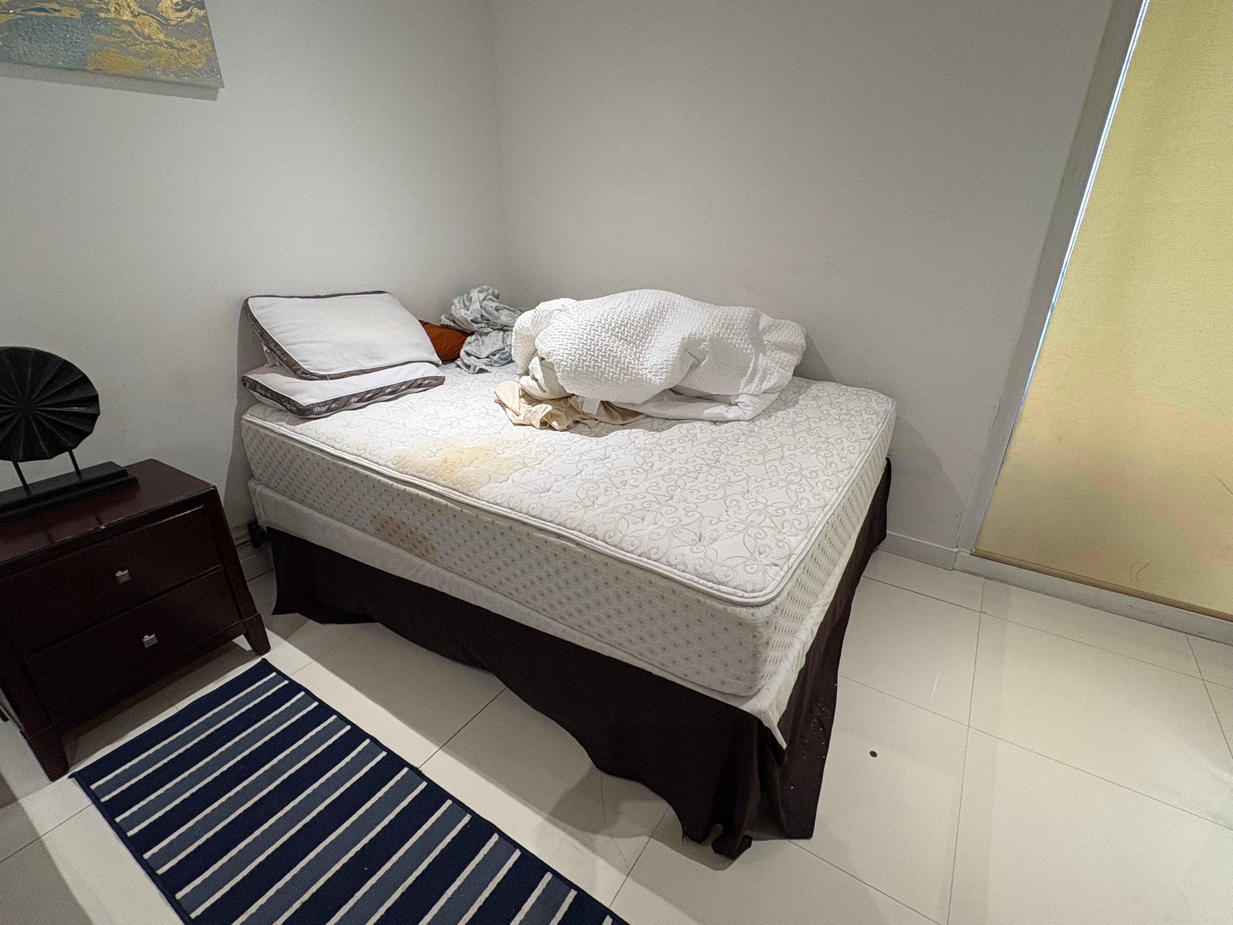 Extremely soiled mattress. You can tell it’s old