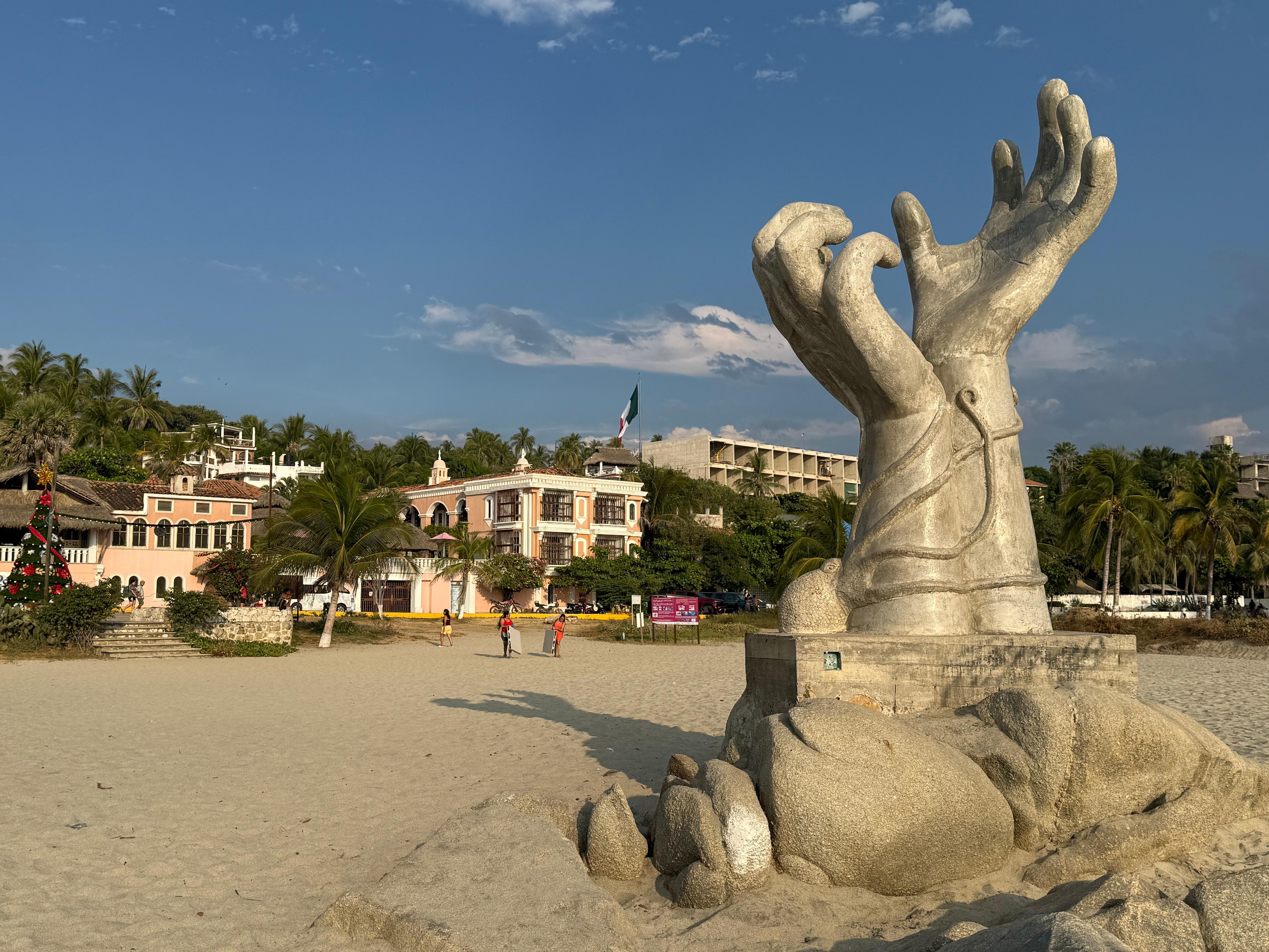 Vista desde la playa, al fondo hotel 