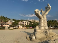 Vista desde la playa, al fondo hotel