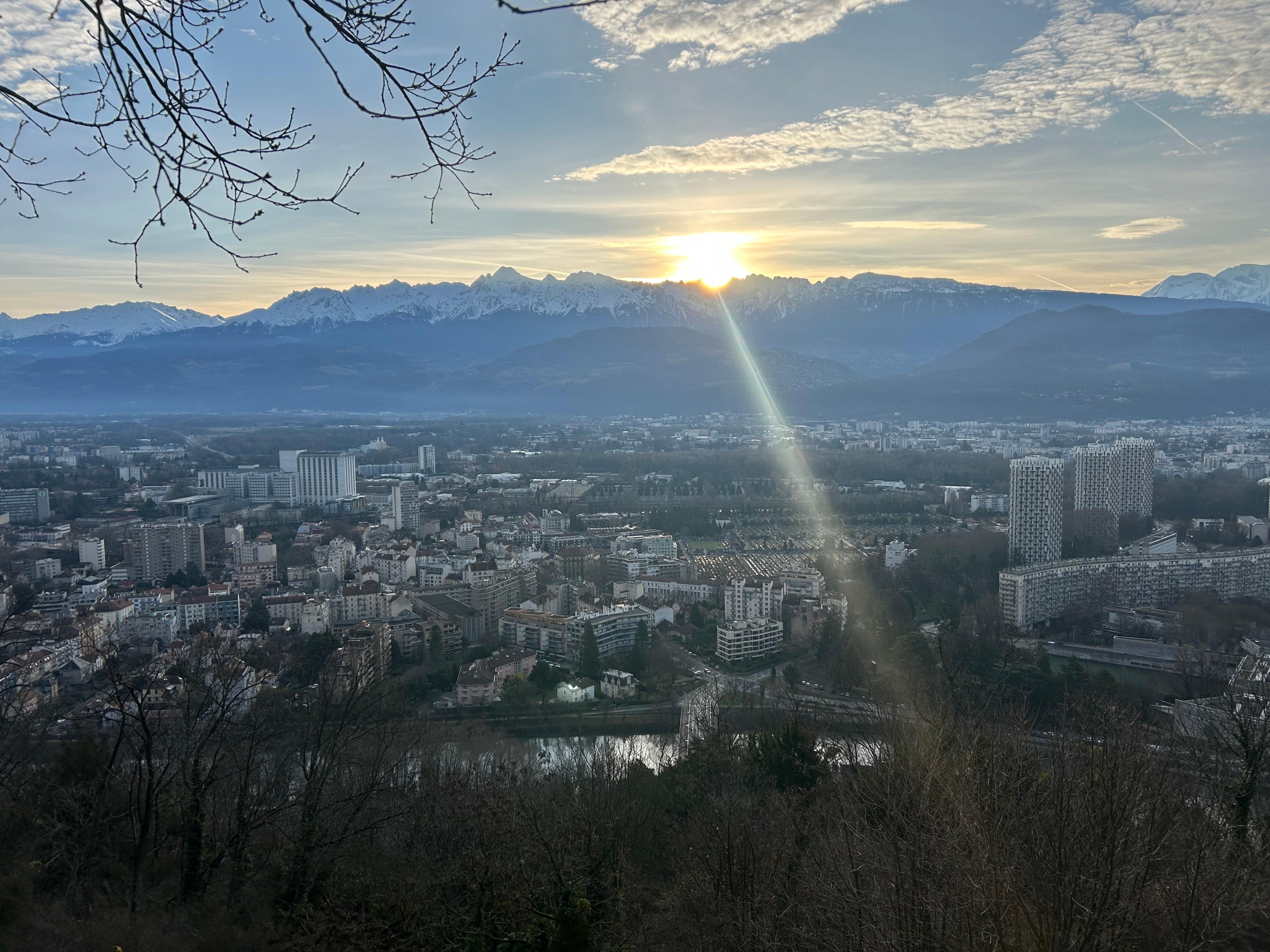 L’aube sur Grenoble depuis les sentiers de randonnée de la Bastille accessibles à pieds en traversant le centre historique et l’Isere