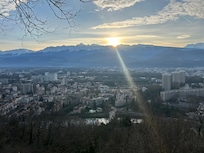 L’aube sur Grenoble depuis les sentiers de randonnée de la Bastille accessibles à pieds en traversant le centre historique et l’Isere