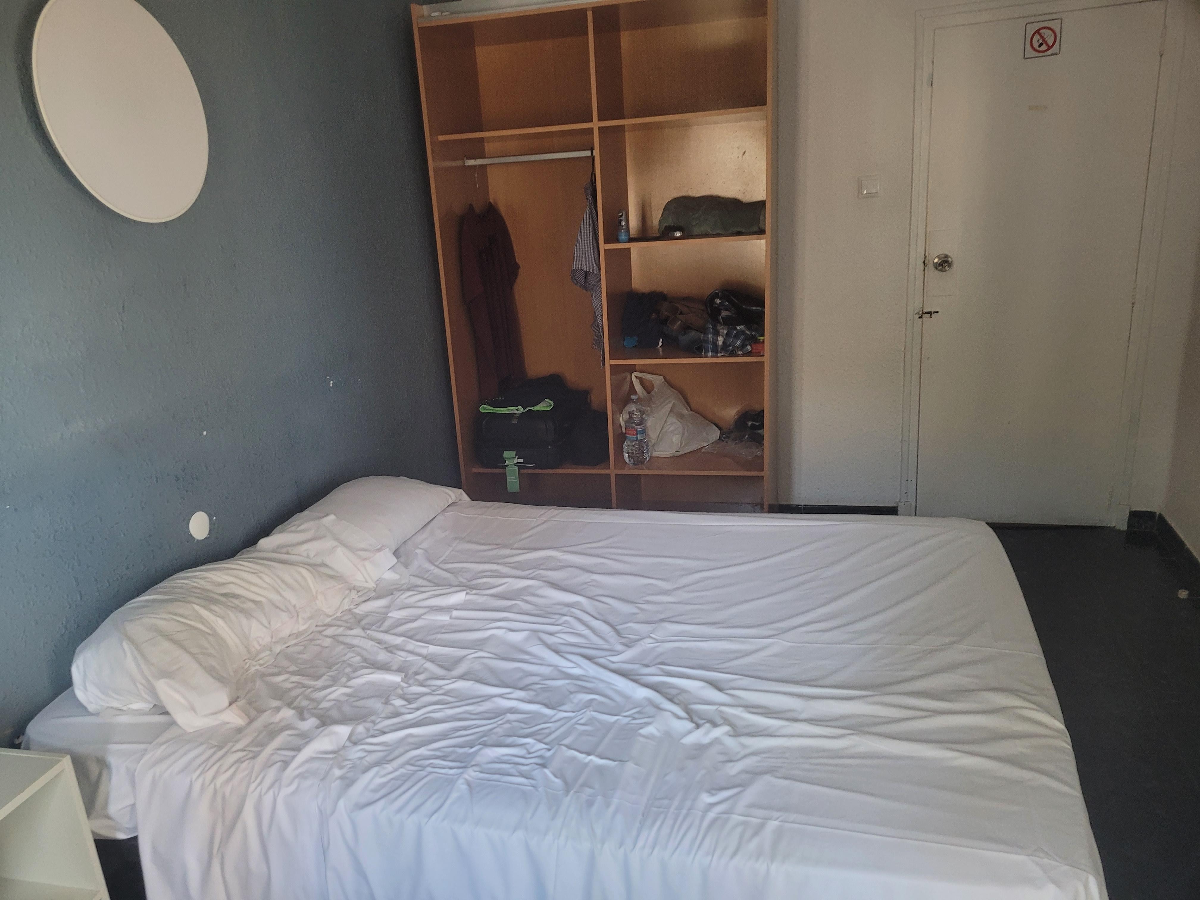 Kommt gerade so am Bett vorbei,ziemlich eng