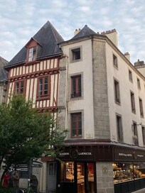 notre immeuble: le logement est à cheval sur 2 bâtiments.