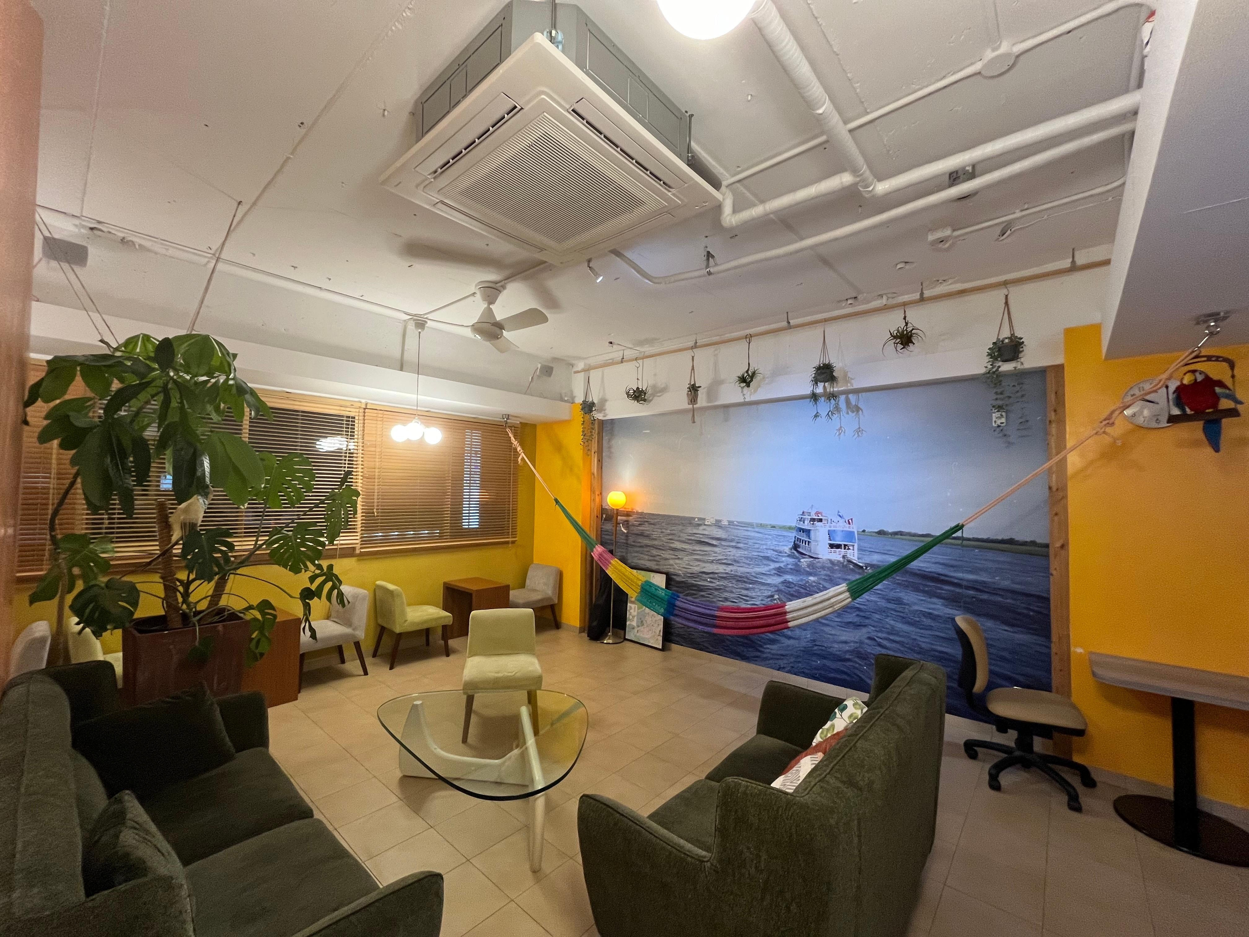 共用リビングにはハンモック