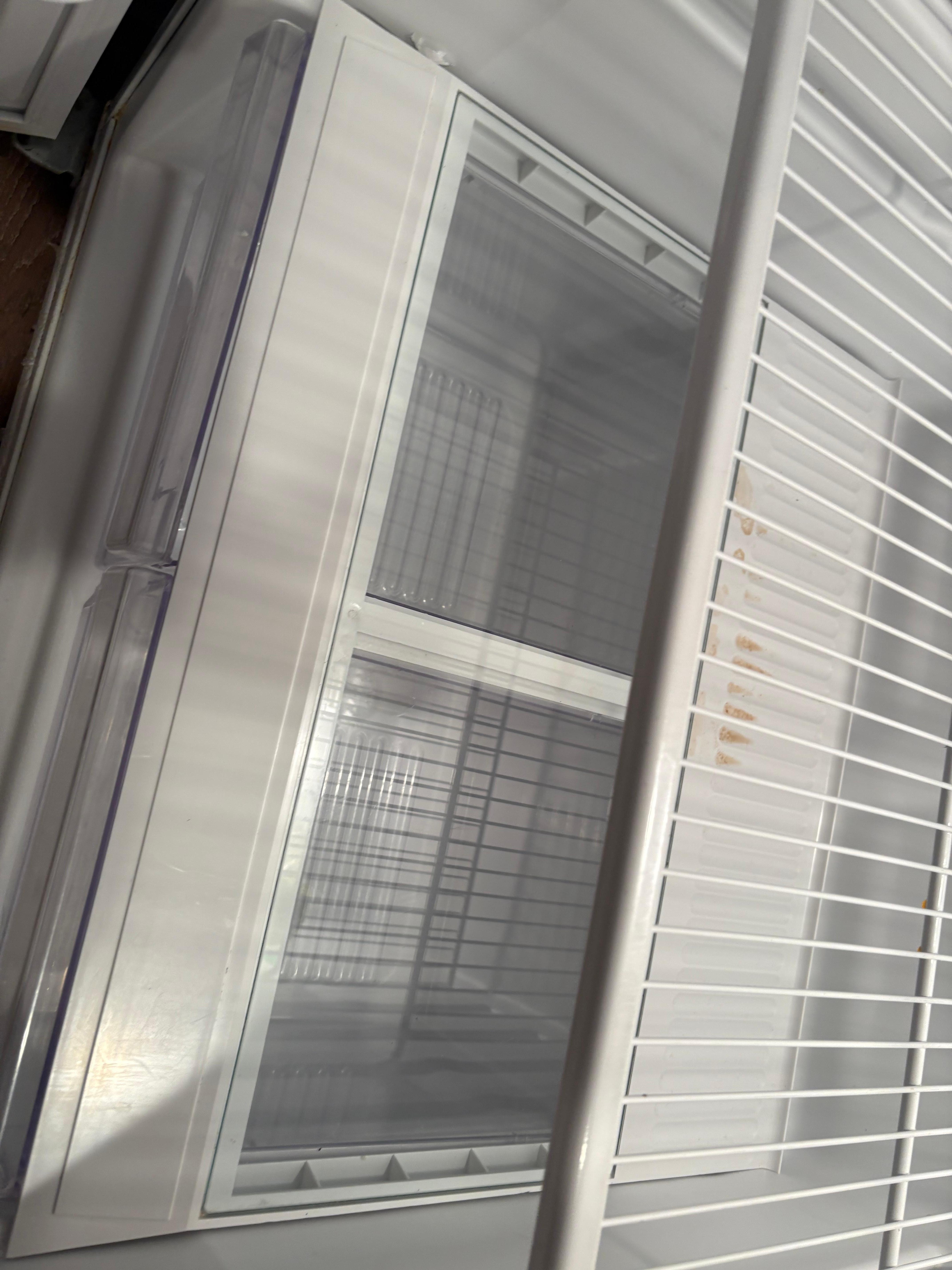 Liquid in the fridge not cleaned