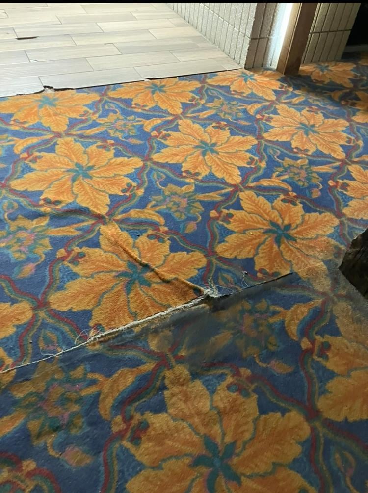 Carpet near lift