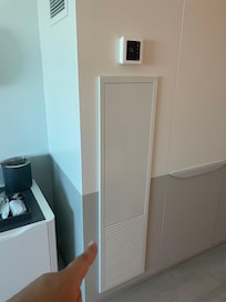 Durante a noite você será incomodado pelo ruído de gas saindo dessa porta é realmente desconfortável.