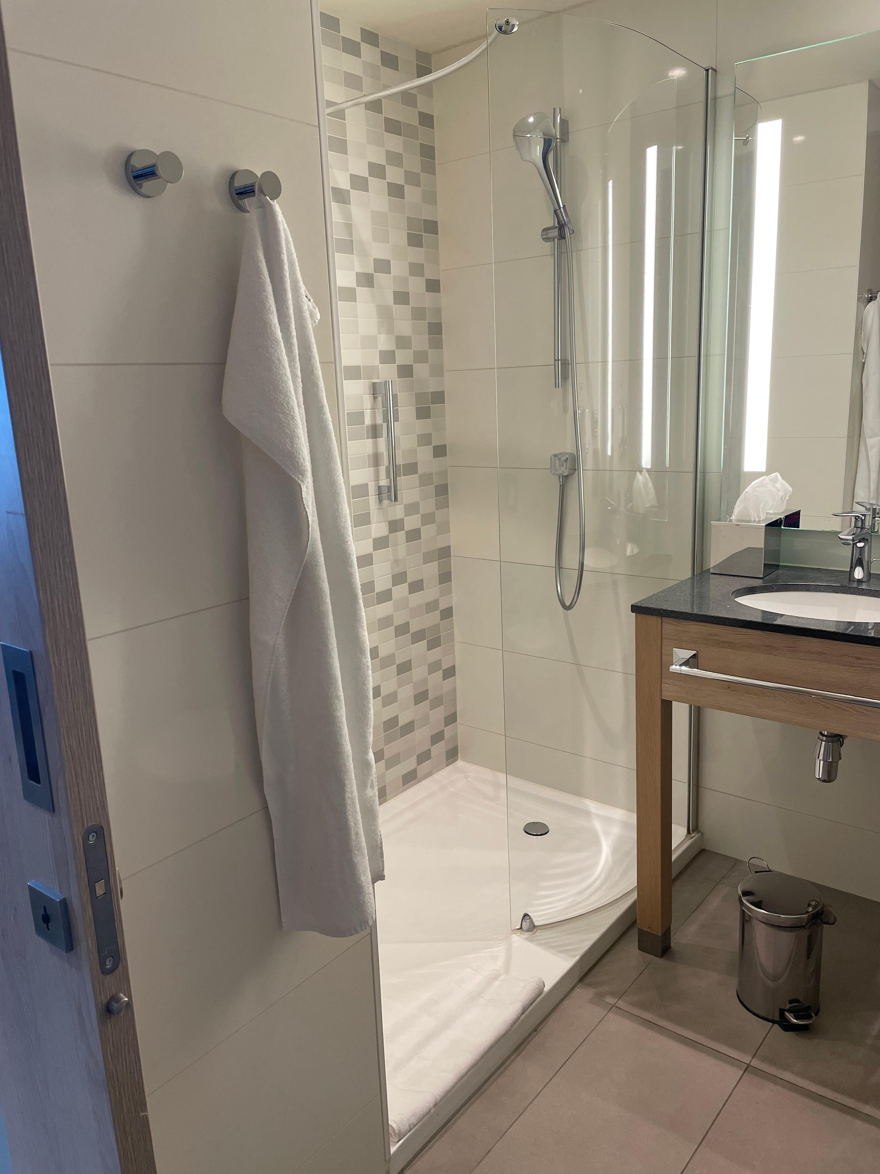 Bathroom - clean and lively shower head.
