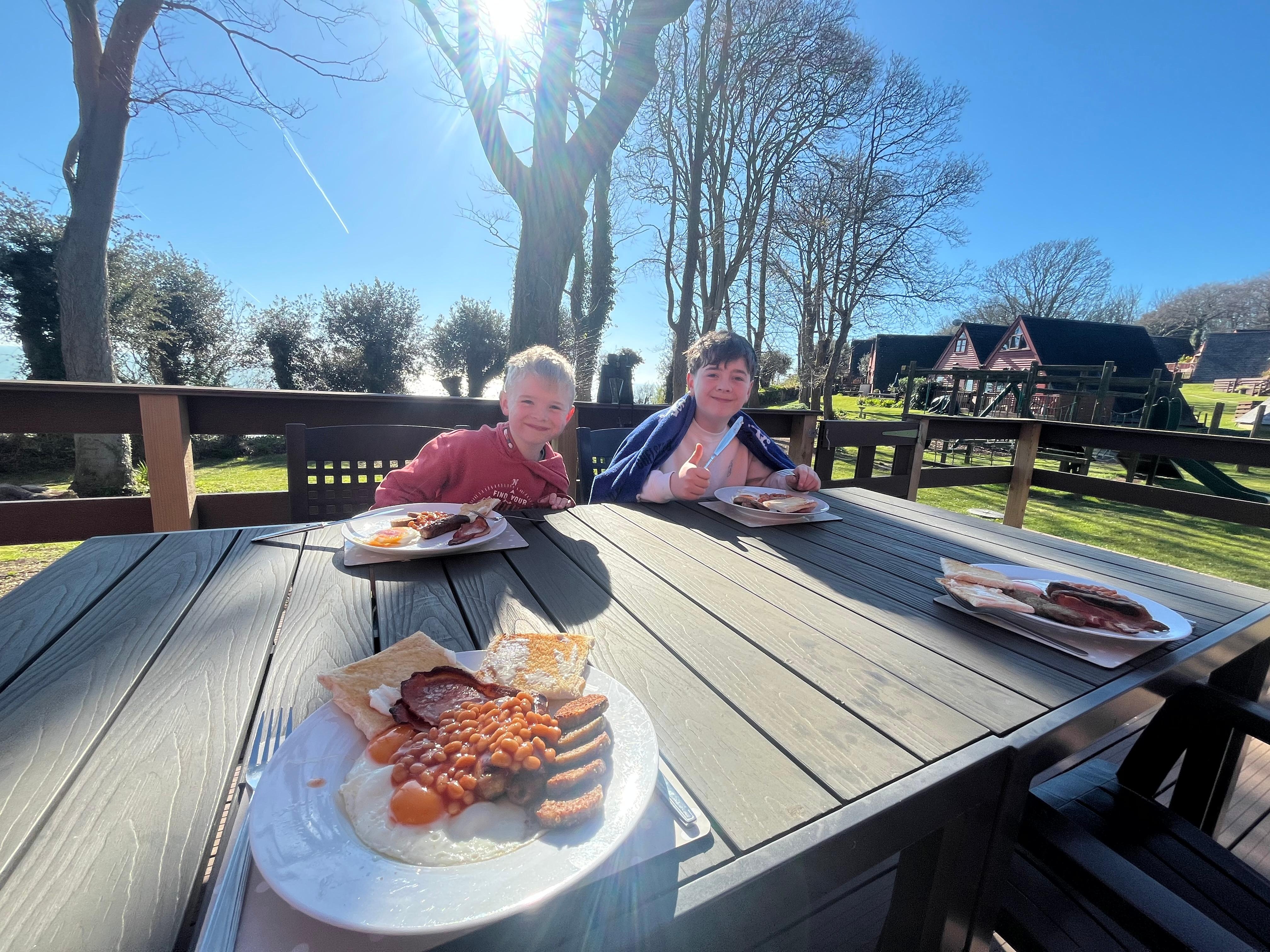 Sunny skies for breakfast time 