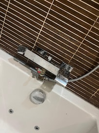 Douche non fonctionnelle et baignoire à remous salle