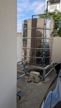 åéšã®é
ç®¡æŒæ°Žãããã糞æºåžãææ°Žã«ãªã£ããã®ã®ãå°é¢šå¯Ÿçã®ããã«èšçœ®ãããŠãã貯氎ã¿ã³ã¯ããã£ãã®ã§ããã«èªäœã¯ææ°Žã«ãªããŸããã§ããã