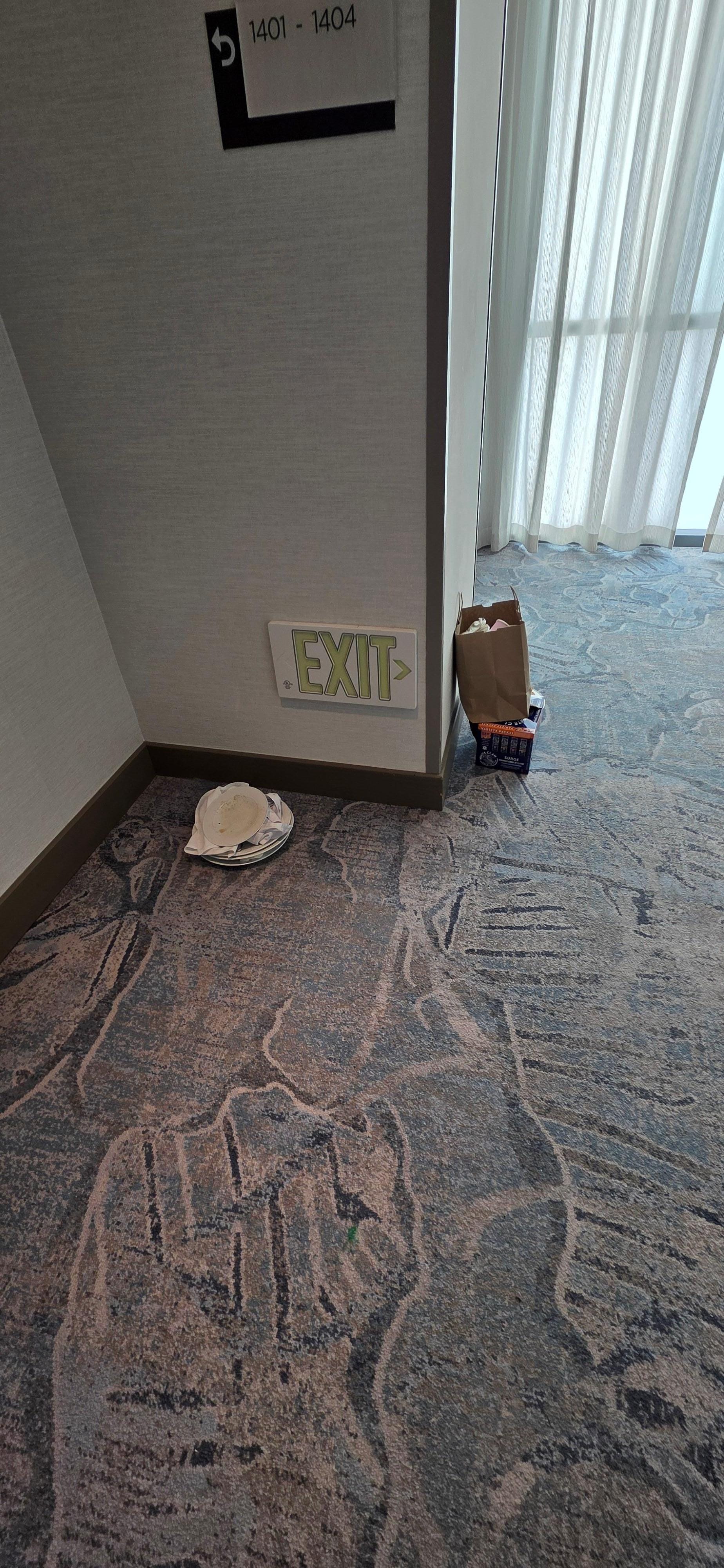 Pasillos con platos sucios y olor a comida.