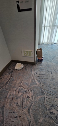 Pasillos con platos sucios y olor a comida.