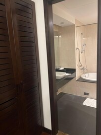 Primary bath with soaking tub