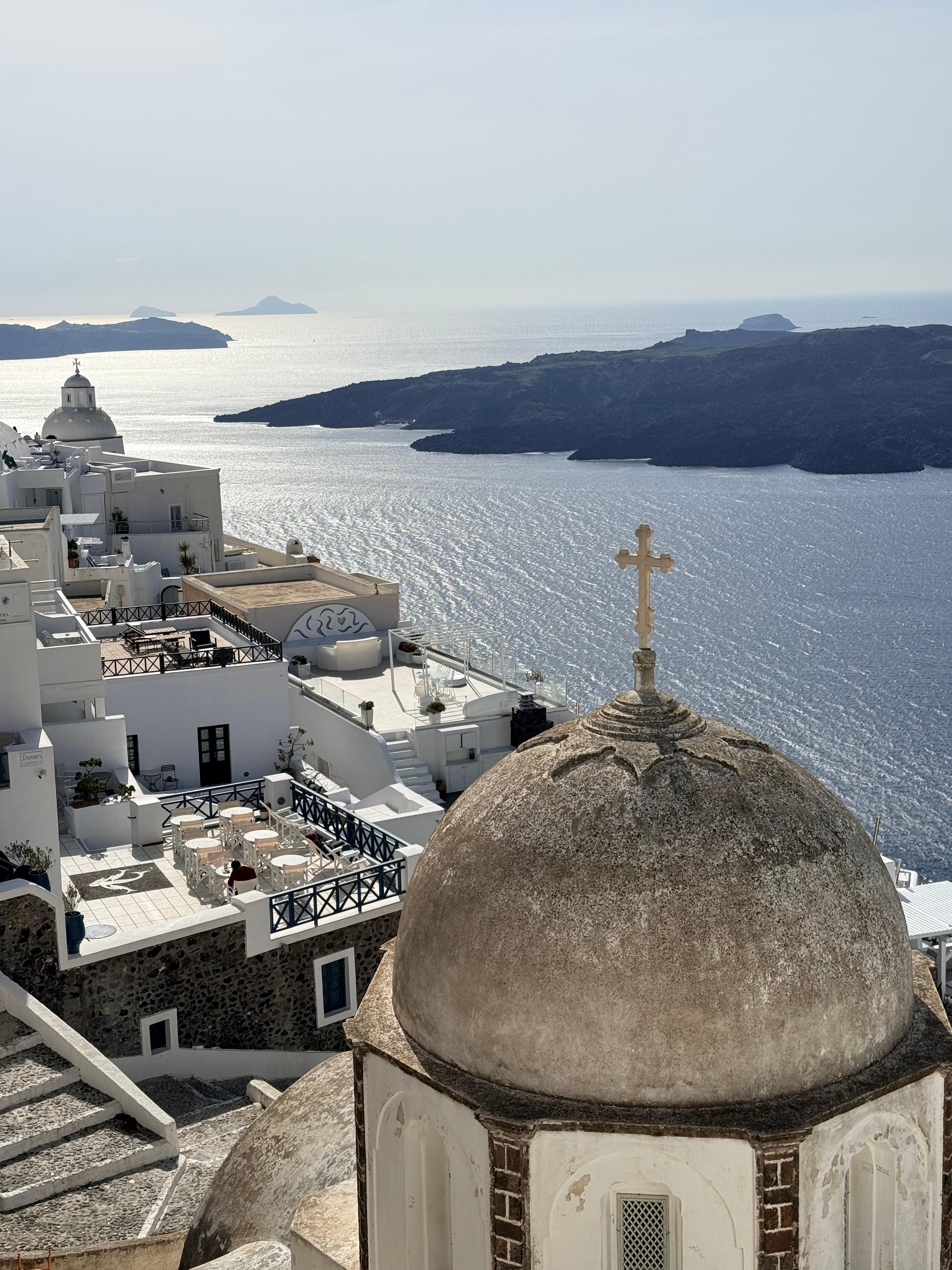 Bajando la escalera está el hotel. Tienes esta vista al llegar 