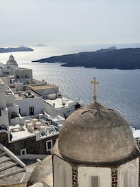 Bajando la escalera está el hotel. Tienes esta vista al llegar