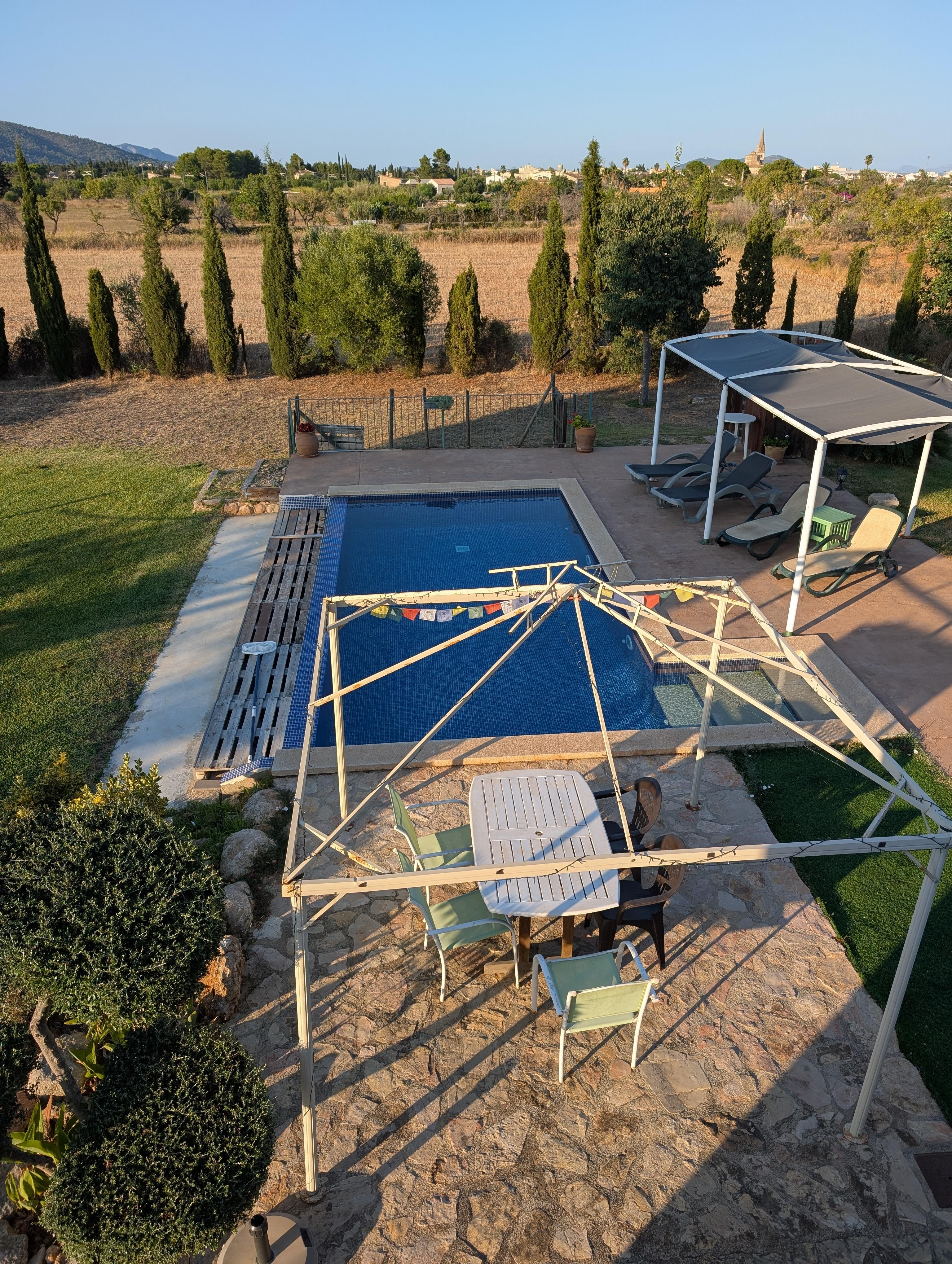 Blick von der Dachterrasse Richtung Binissalem, mit Pool im Vordergrund 
