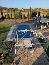 Blick von der Dachterrasse Richtung Binissalem, mit Pool im Vordergrund