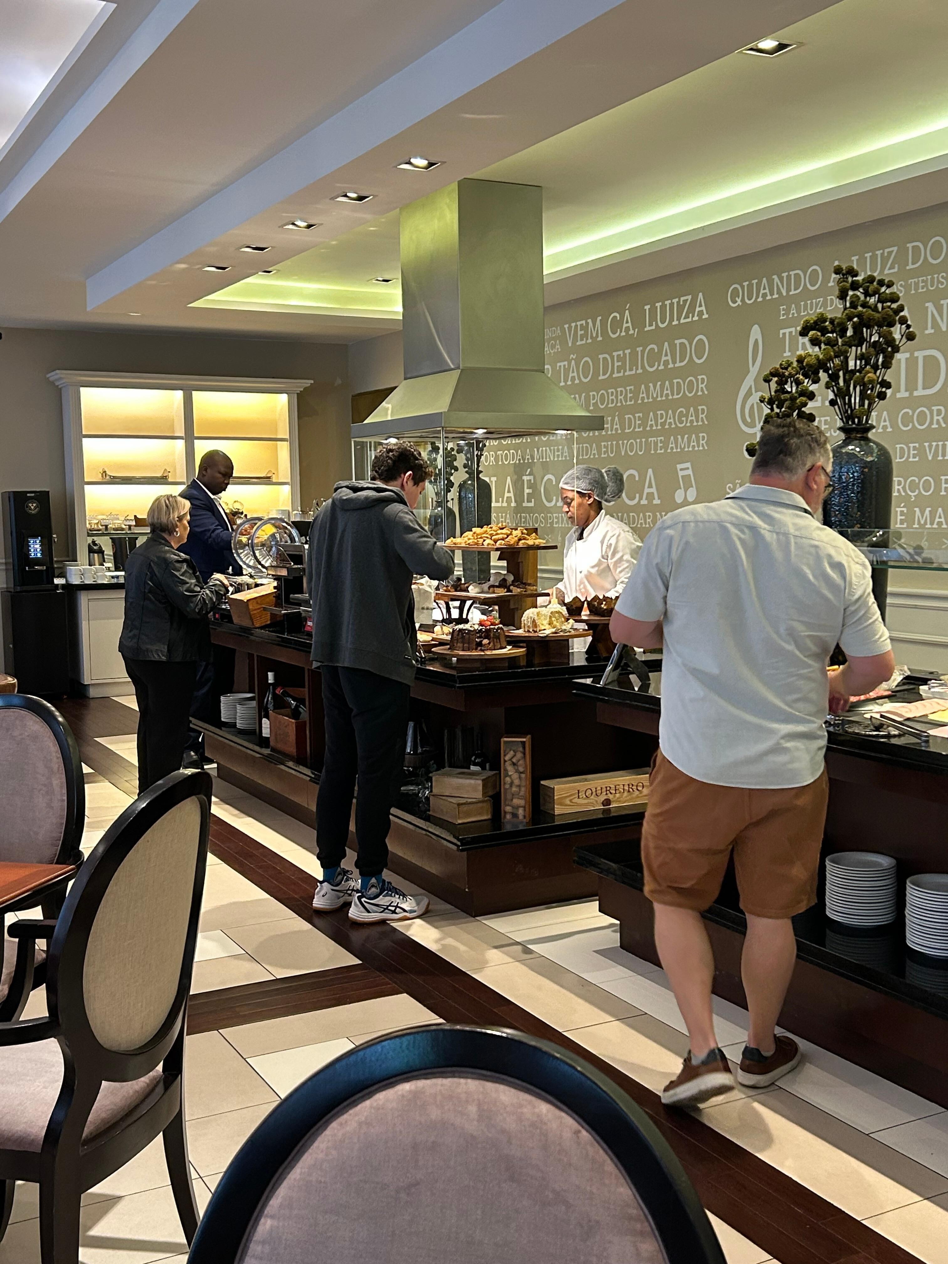 Café da manhã muito bom, ótima música! Tudo aí, cuidado e limpo!