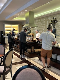 Café da manhã muito bom, ótima música! Tudo aí, cuidado e limpo!