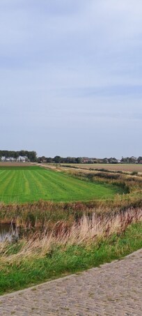 Foto genomen vanaf het Veerse Meer. Vanaf daar kan je het gezellige huisje zien aan de rand van Geersdijk