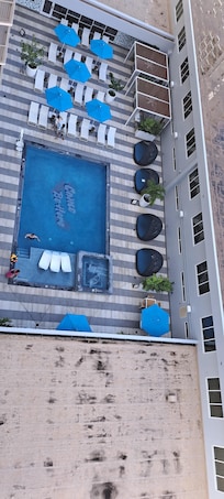 Pool and hot tub very nice