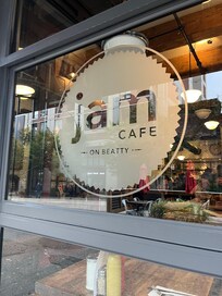 Excellent breakfast place close by