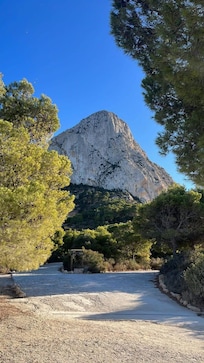 Núi biểu tượng của calpe trước mặt khách sạn