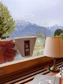 Café da manhã com vista para o lago