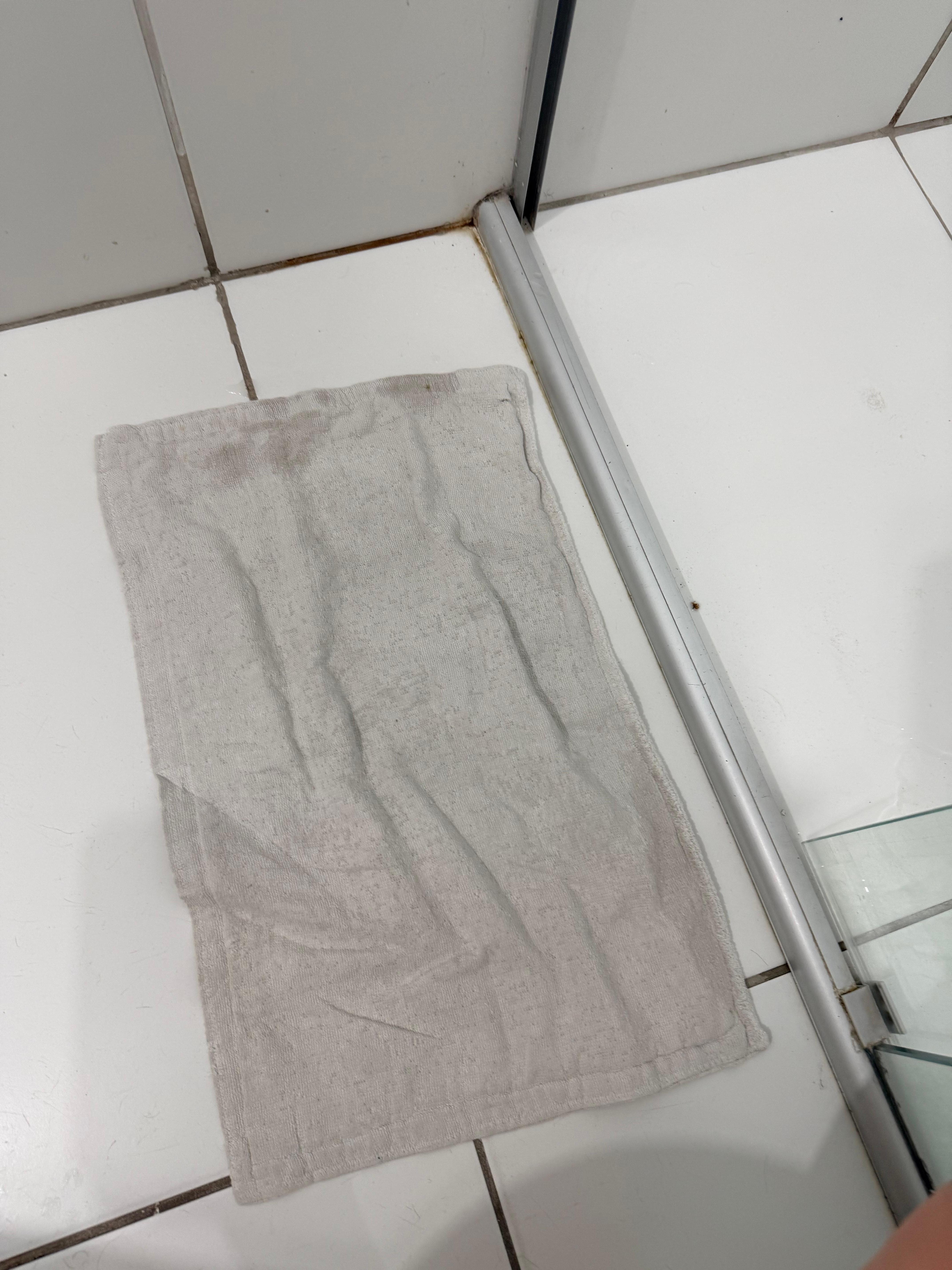 Panos todos manchados, não é possível que não dê pra gastar uns 5,00 reais e adquirir novos