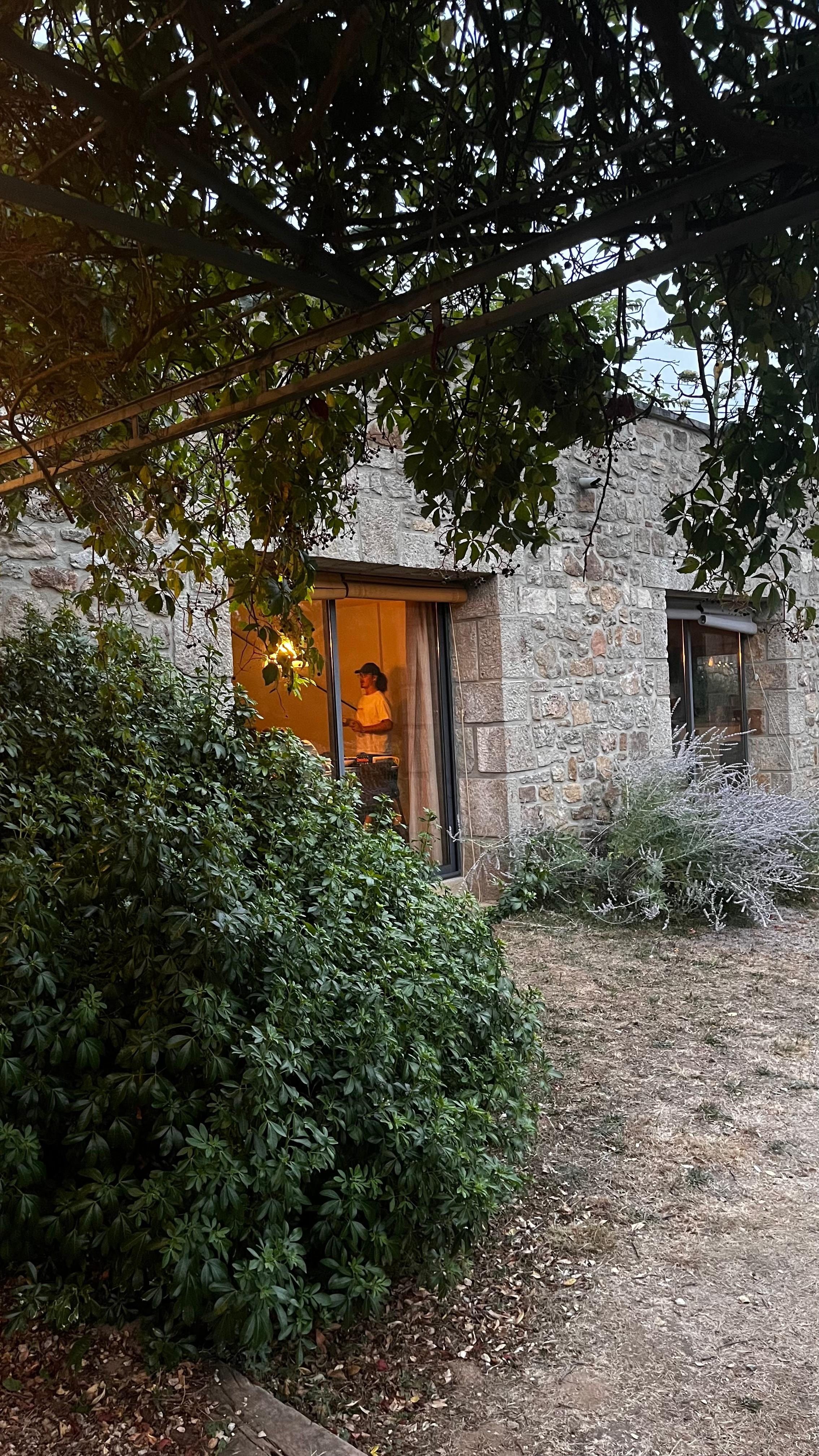 La maison vue de la terrasse