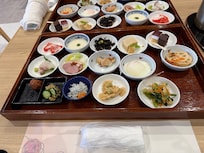 小鉢がいっぱい。ご飯とお味噌汁はおかわりできます。コーヒーも付きます