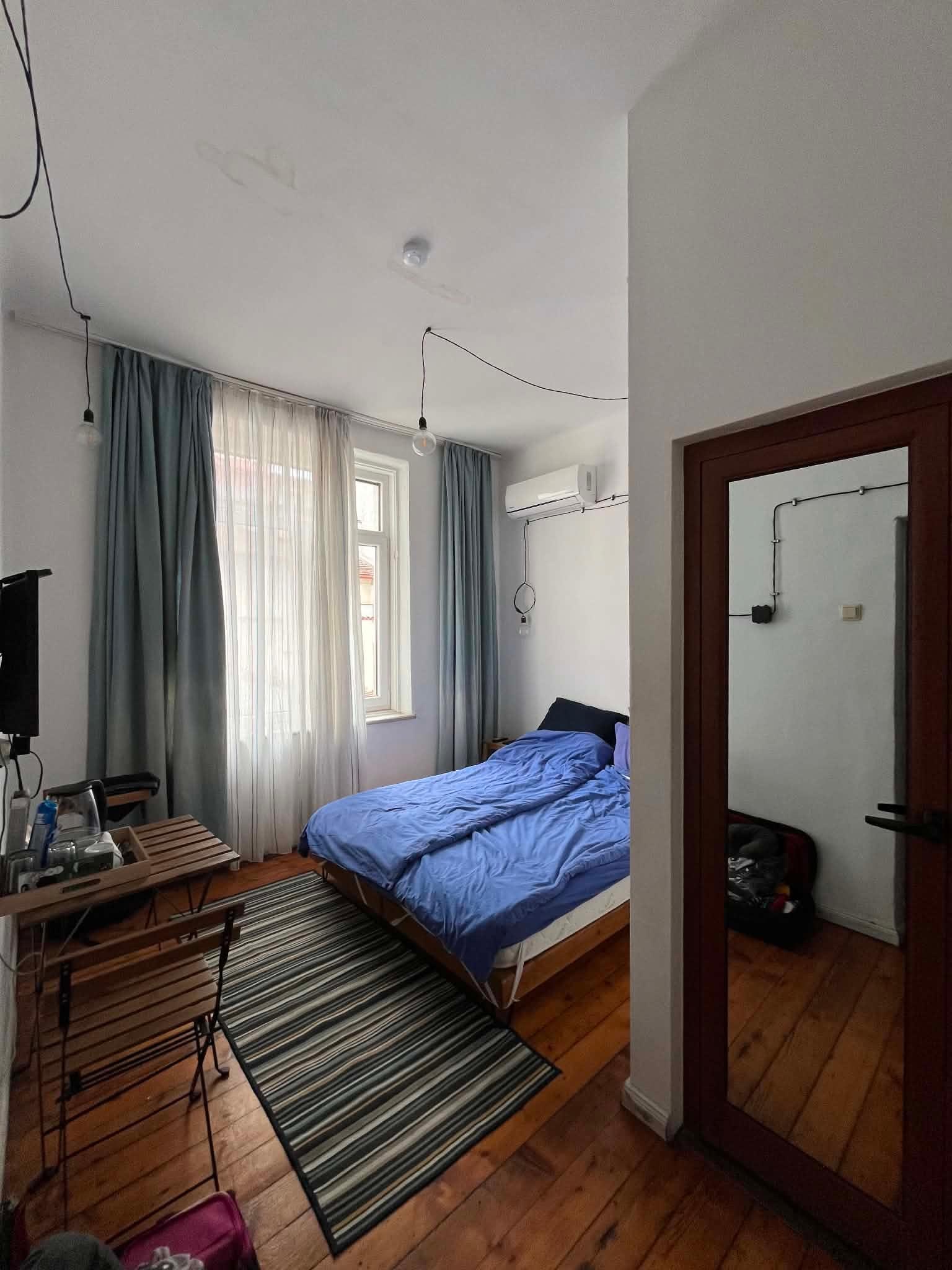 Notre chambre, le lit n'est pas encore fait.