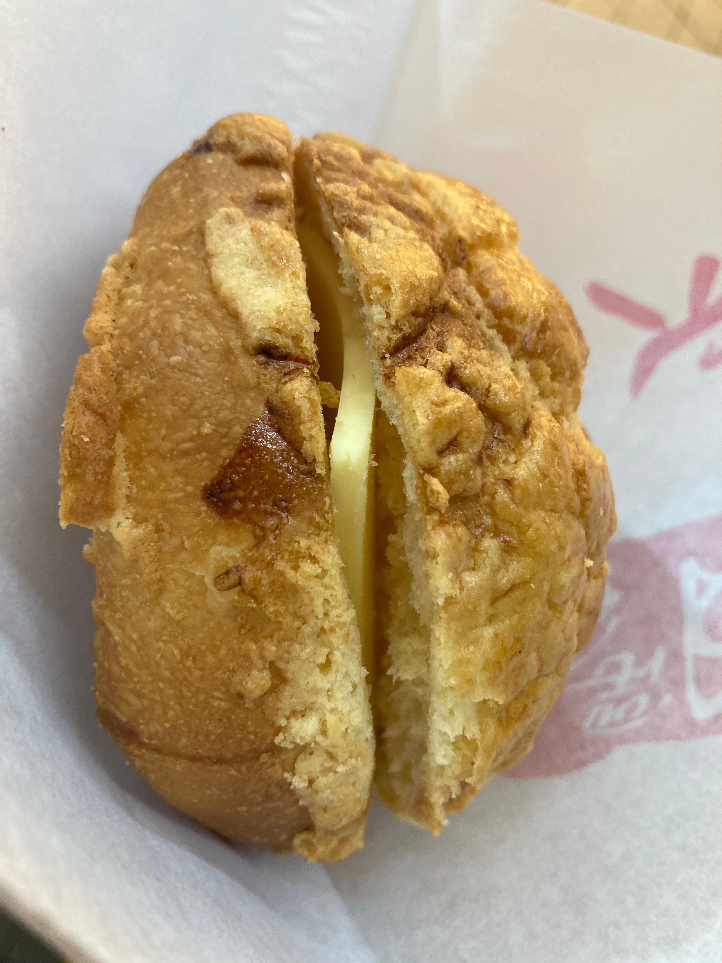 夜市で見つけた絶品、バターメロンパン。やみつきになりますよ。