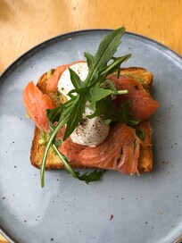 Egg Royale Toasted brioche, advocado, smoked salmon, poached eggs and hollandaise