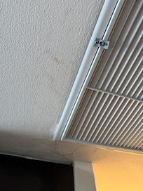 Humedad por todos lados con goteras de la habitación de arriba.