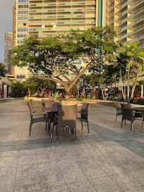 Court yard at Ilikai