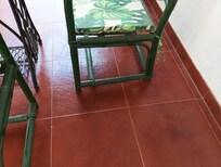 poussière sur les chaises avec beaucoup de toile d'araignée