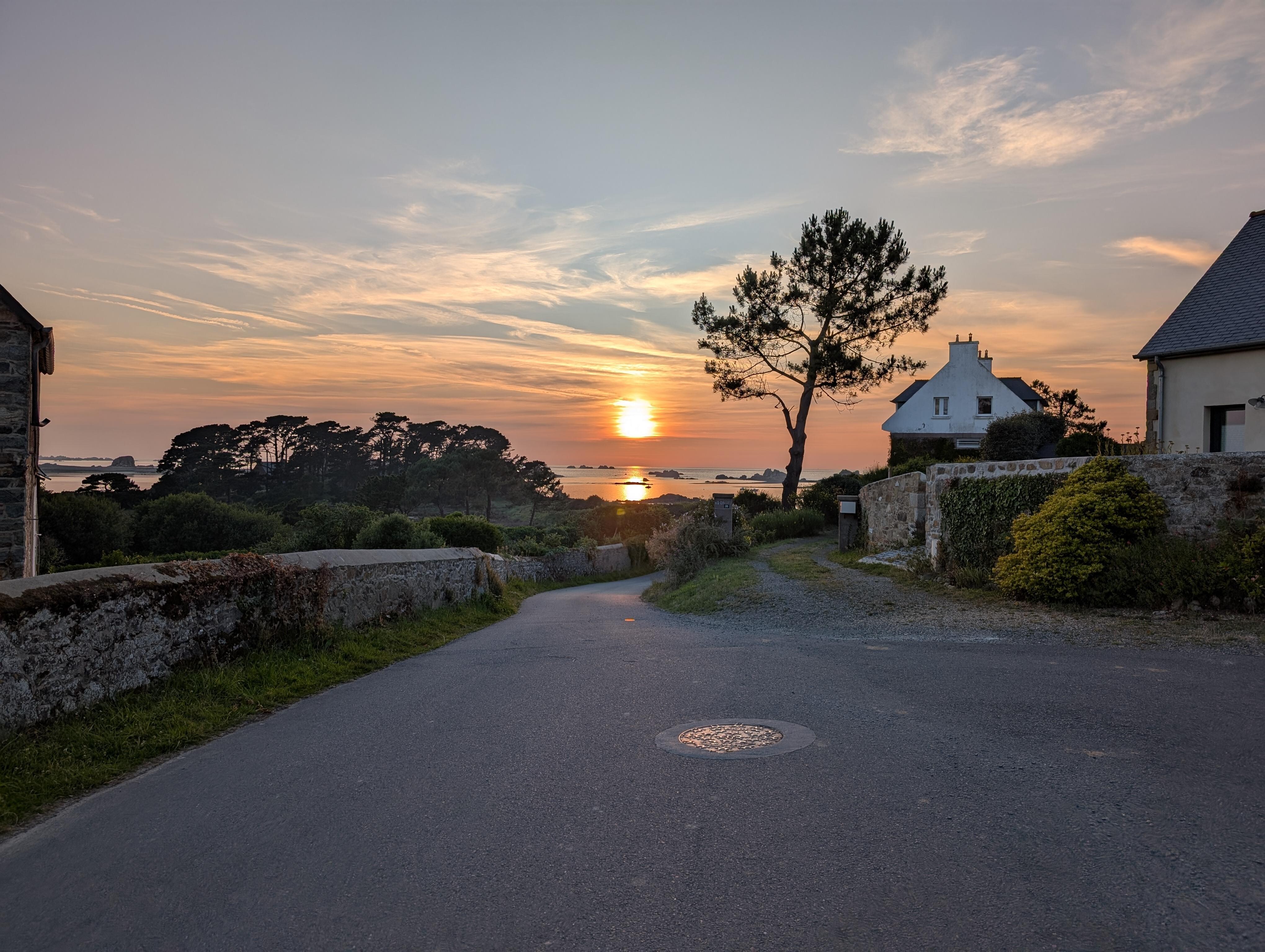 Sonnenuntergang direkt auf der Straße vor dem haus
