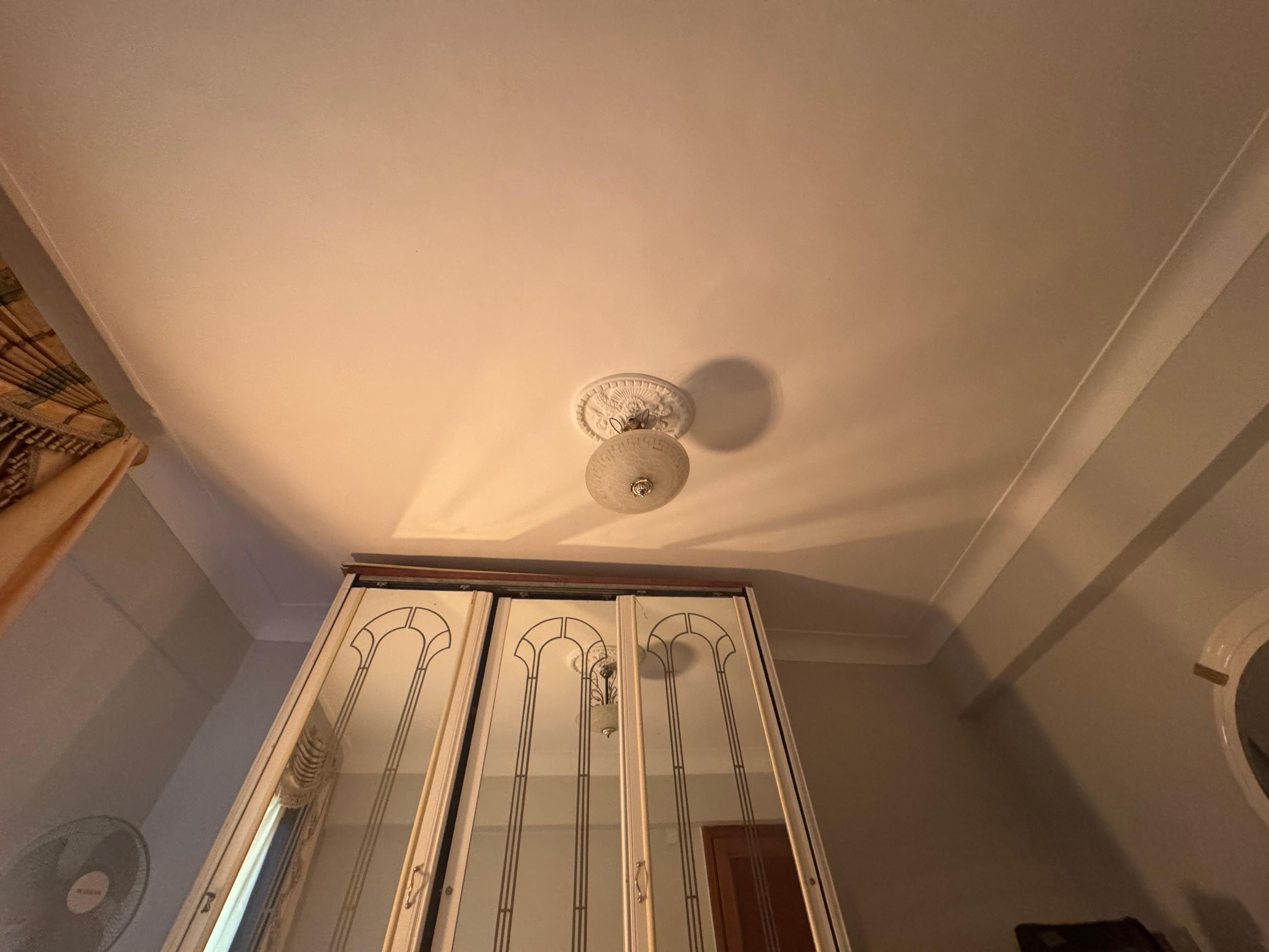 Space heaters in bedrooms provided more light than heat. No heat in living rooms. Be prepared to be cold in winter with no central heating. Host was nice to provide 2 space heaters for bedrooms  