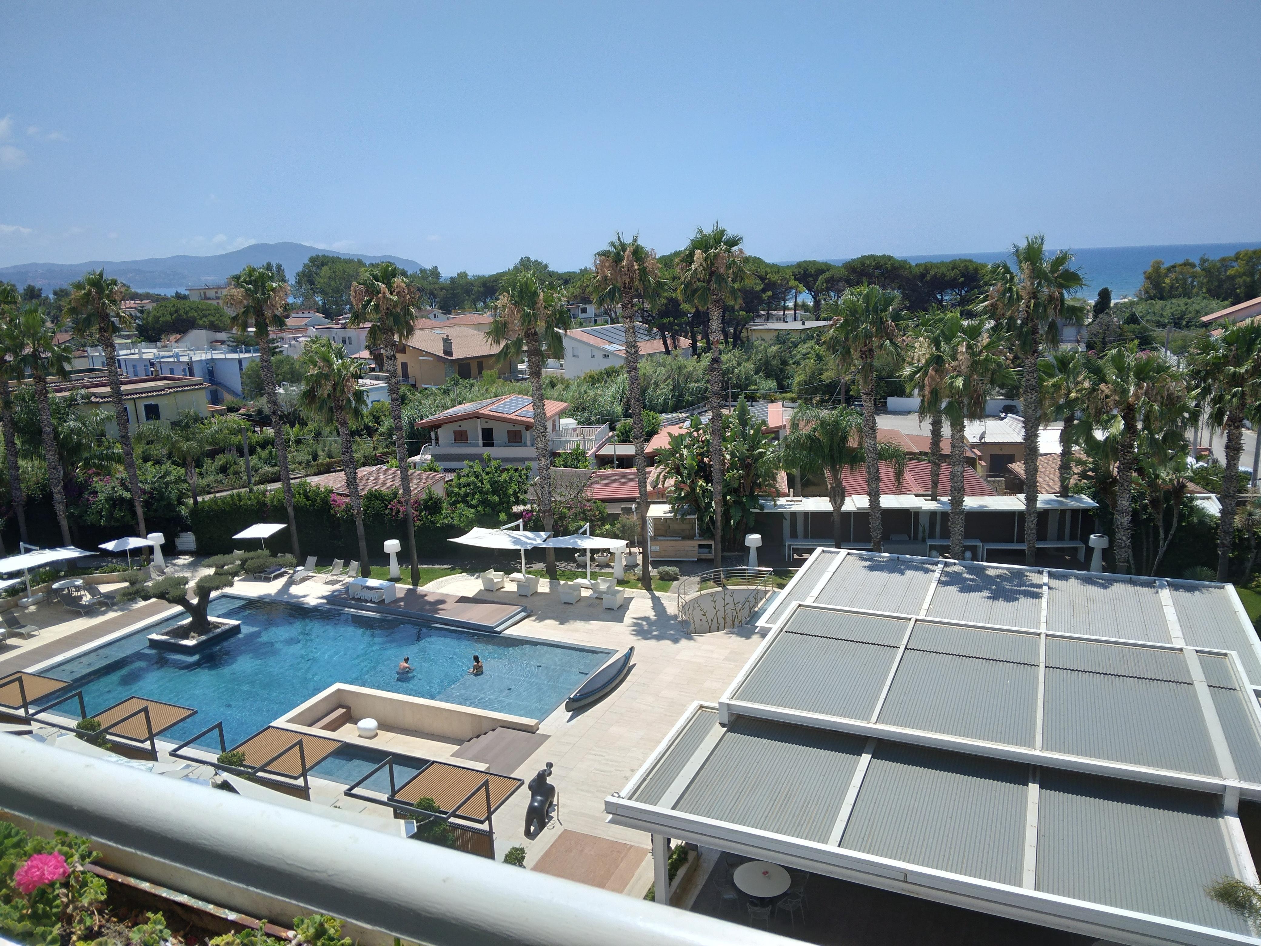 Blick vom Balkon auf den Hauptpool und auf das Meer