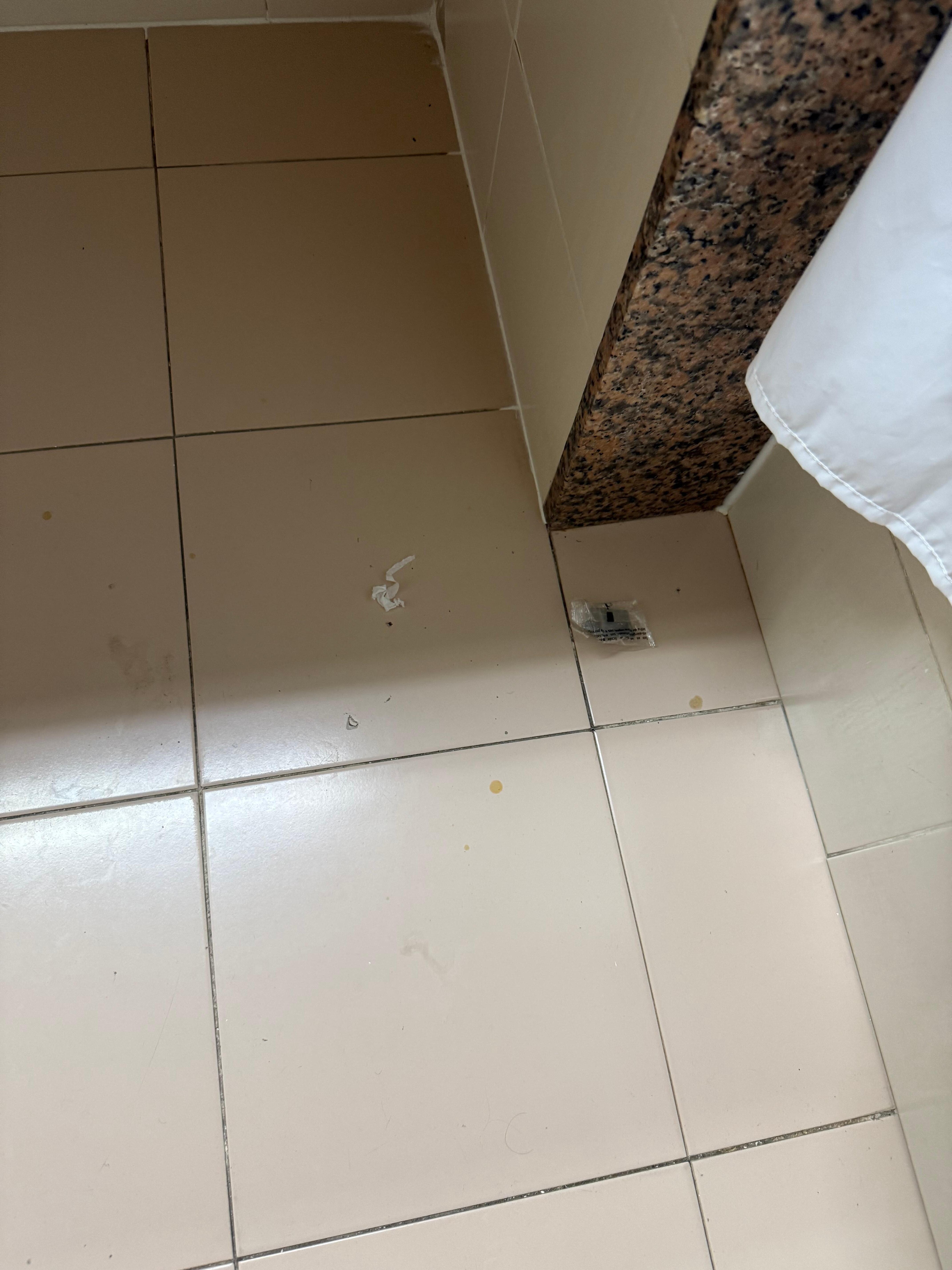 No estaba echa la limpieza del baño cuando entregaron la habitación 