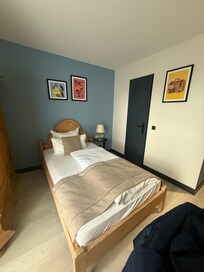 Einzelzimmer zur Strassenseite