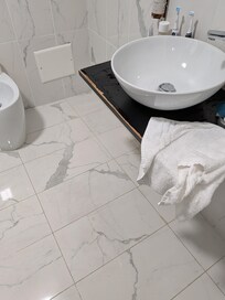 Defekte Möbel, keine Haken fĂŒr TĂŒcher