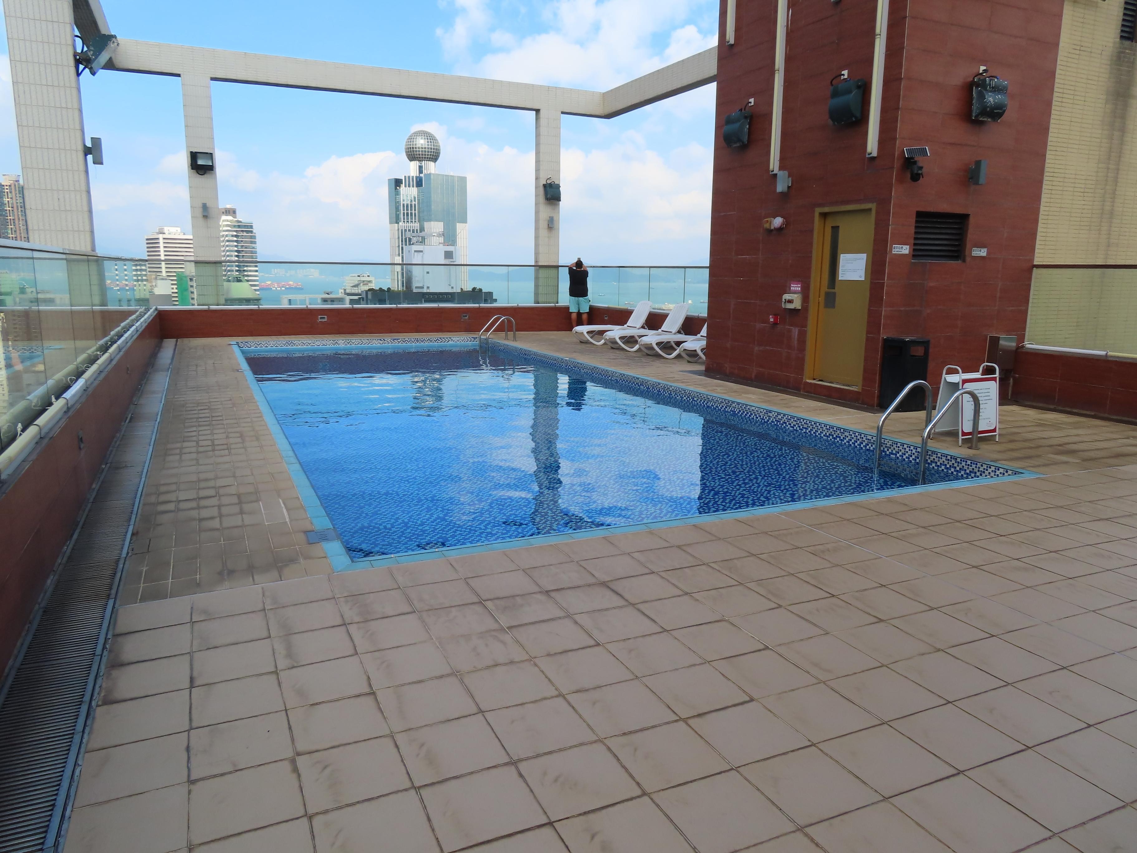 屋上のプール、泳げるのは、9月30日まで