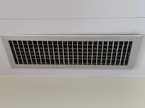 Griglia areazione stanza piena di polvere e priva di manutenzione